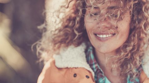 Person mit Lächeln im Gesicht - Foto: canva.com