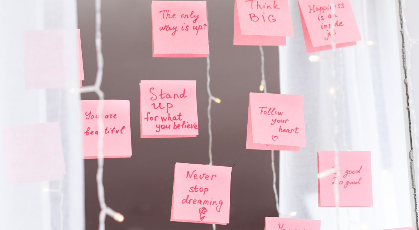 In 4 einfachen Schritten: So verwandelst du negative Gedanken in positive Positive Affirmationen auf Post-its