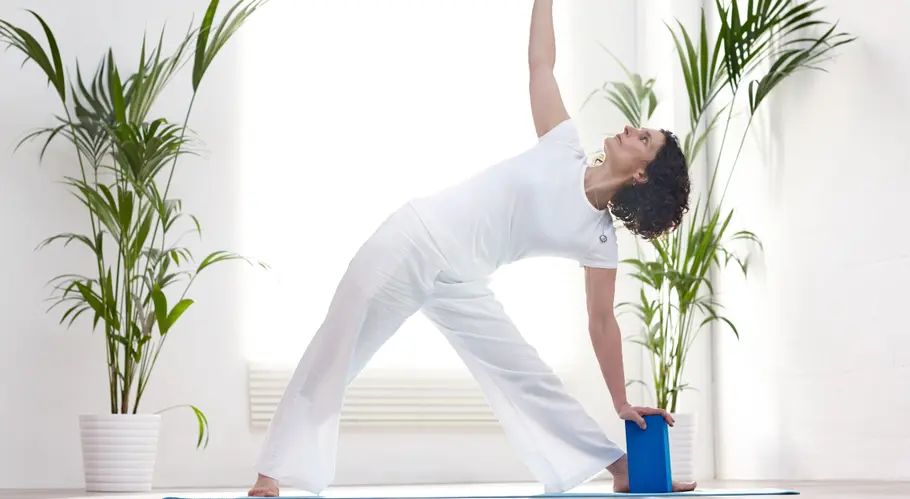 5 kraftvolle Yoga-Block-Übungen Person bei Pyramide mit Yoga-Block