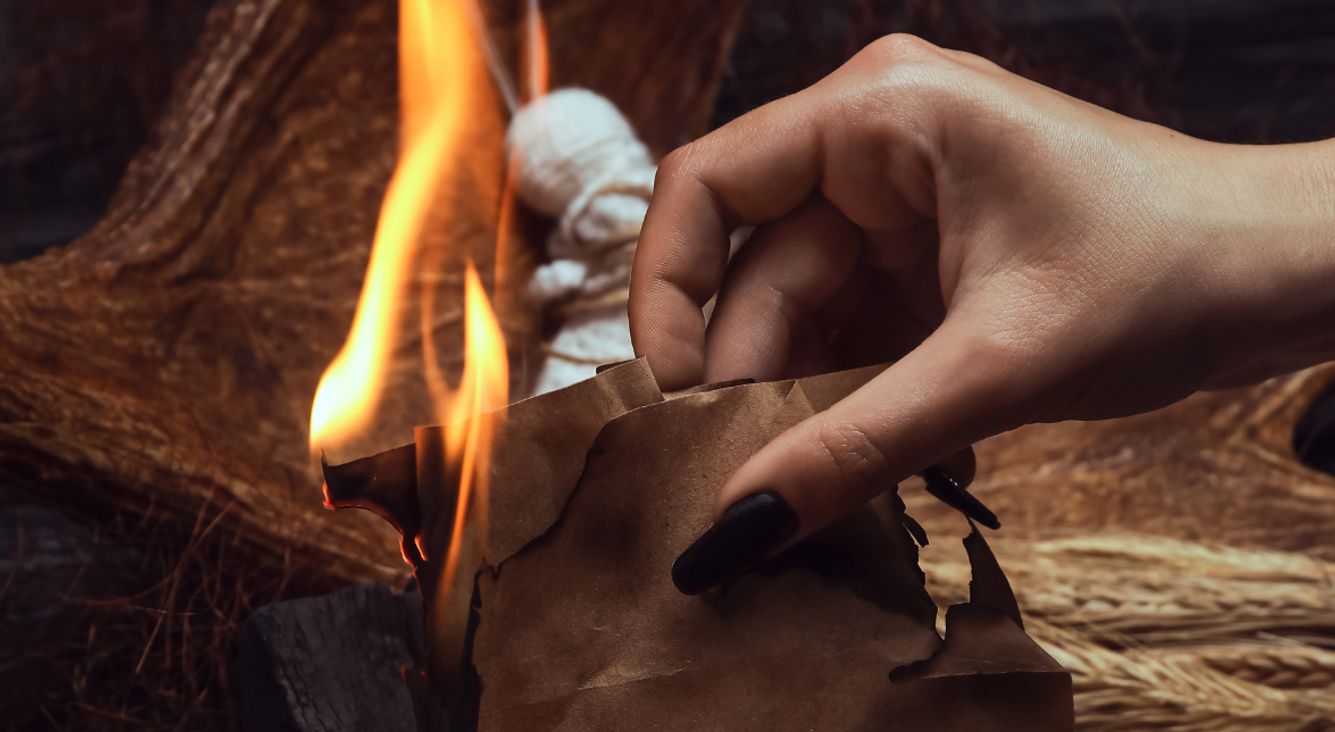 Die Kraft der Magie: Auch du kannst zaubern Hand verbrennt Papier
