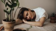 Person liegt erschöpft auf Tisch - Foto: canva.com