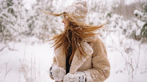 Frau im Schnee - Foto: canva.com