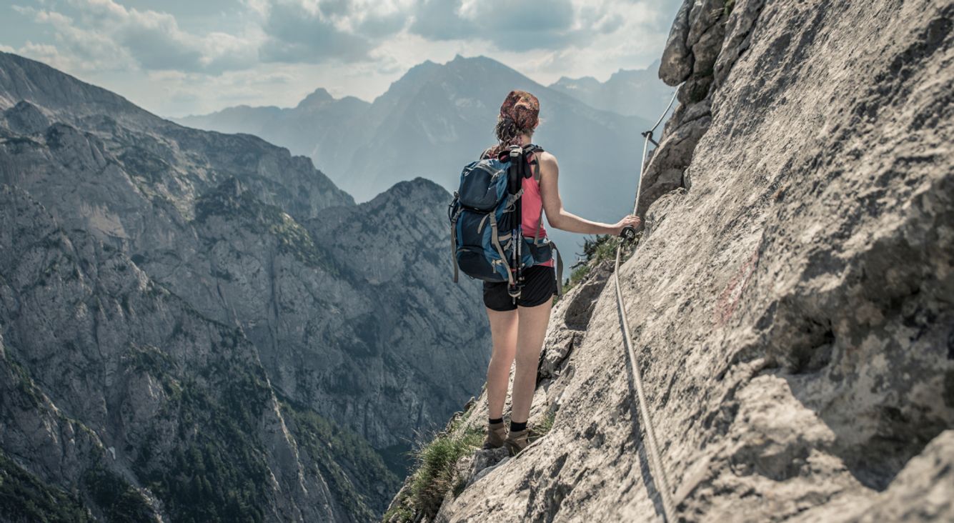 Person auf Klettersteig.