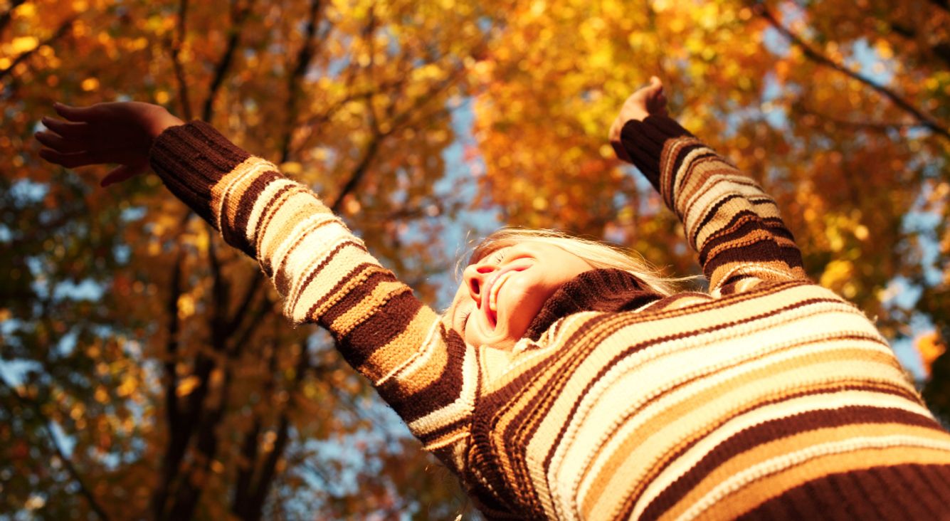 Glückliche Frau im Herbstwald