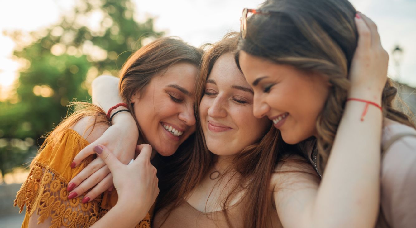 Drei Frauen umarmen sich