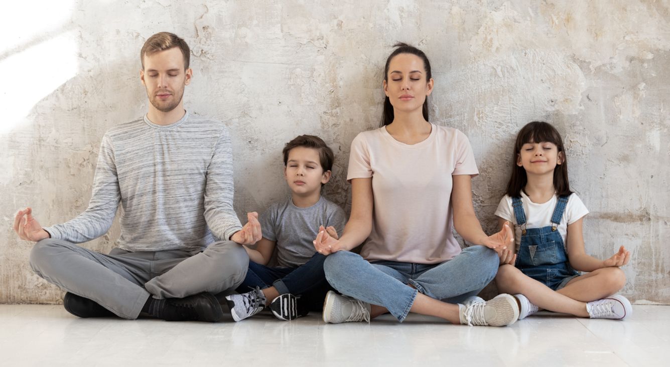 Familie bei Meditation