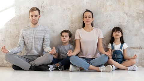 Familie bei Meditation - Foto: canva.com