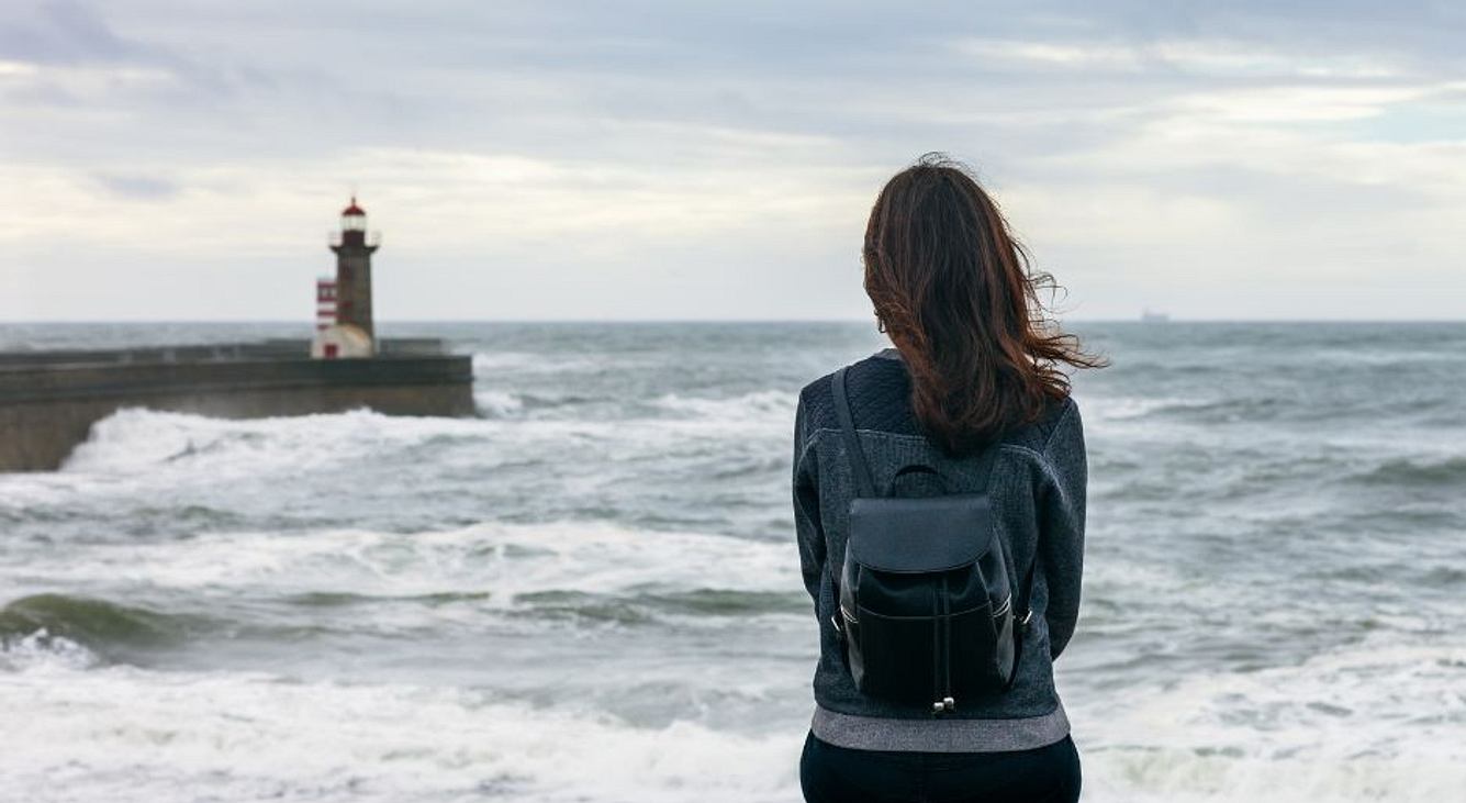 Frau allein am Strand