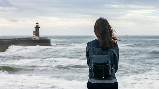 Frau allein am Strand - Foto: Viktor Gladov