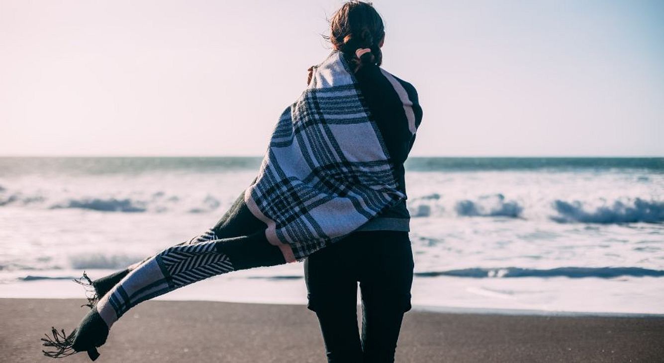 Frau allein am Strand