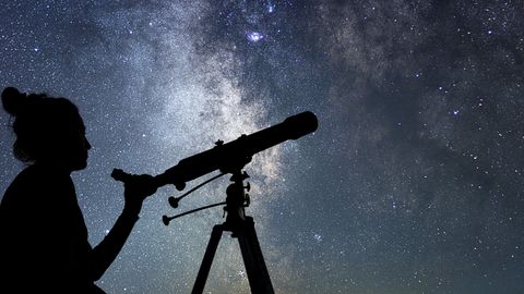 Person vor Sternenhimmel mit Teleskop - Foto: canva.com