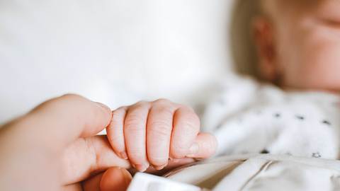 Baby hält Finger von Erwachsenem  - Foto: Pexels 