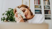 Frau mit Geldscheinen in der Hand - Foto: canva.com