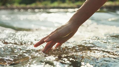 Earth Day 2024: Wasser macht Leben möglich - Foto: MTStock Studio/iStock