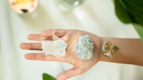 Eine Frau hält drei Edelsteine in der Hand - Foto: canva.com