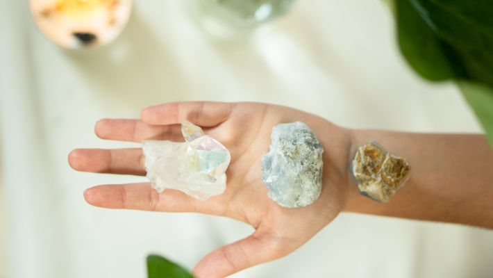 Eine Frau hält drei Edelsteine in der Hand - Foto: canva.com