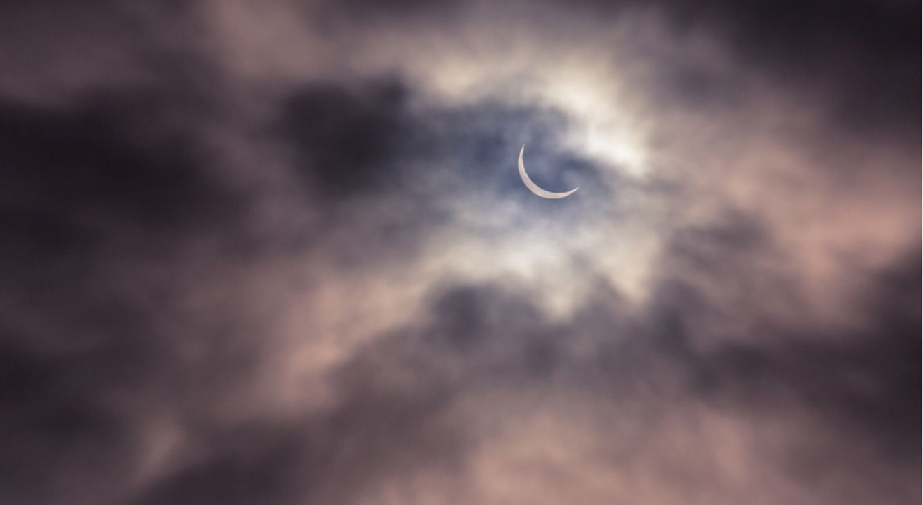 Eine ringförmige Sonnenfinsternis vor dunklem Himmel