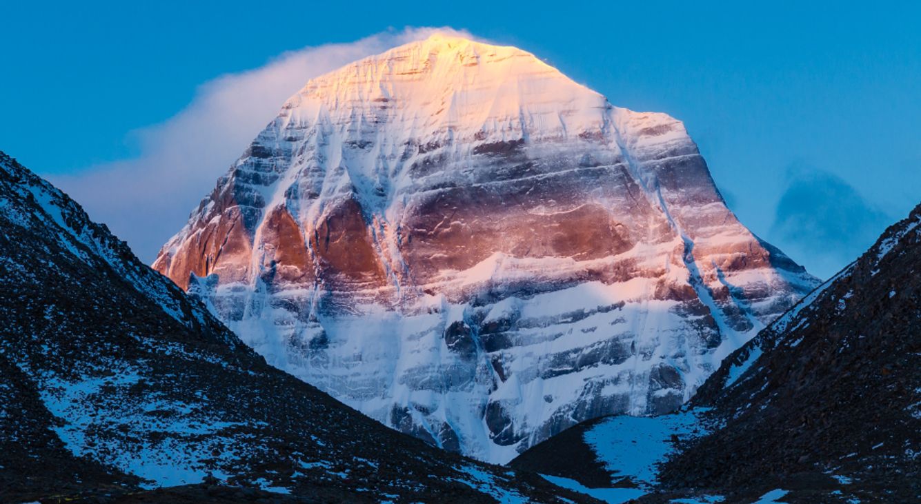 Der Mount Kailash in Tibet vor blauem Himmel