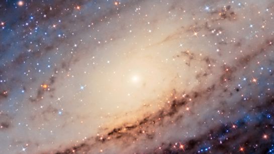 Blick in einen erleuchteten Himmel mit vielen Himmelskörpern - Foto: canva.com