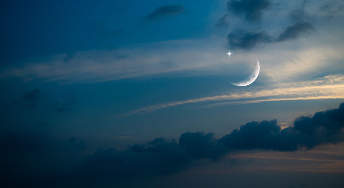 Ein Neumond am winterlich blau-kaltem Himmel