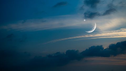 Ein Neumond am winterlich blau-kaltem Himmel - Foto: canva.com