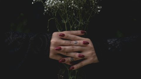 Frau mit rotem Nagellack hält einen Strauss Schleierkraut in der Hand - Foto: canva.com