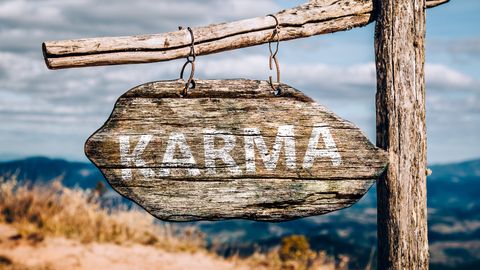 Holzschild, auf das in weißen Buchstaben Karma geschrieben wurde - Foto: canva.com