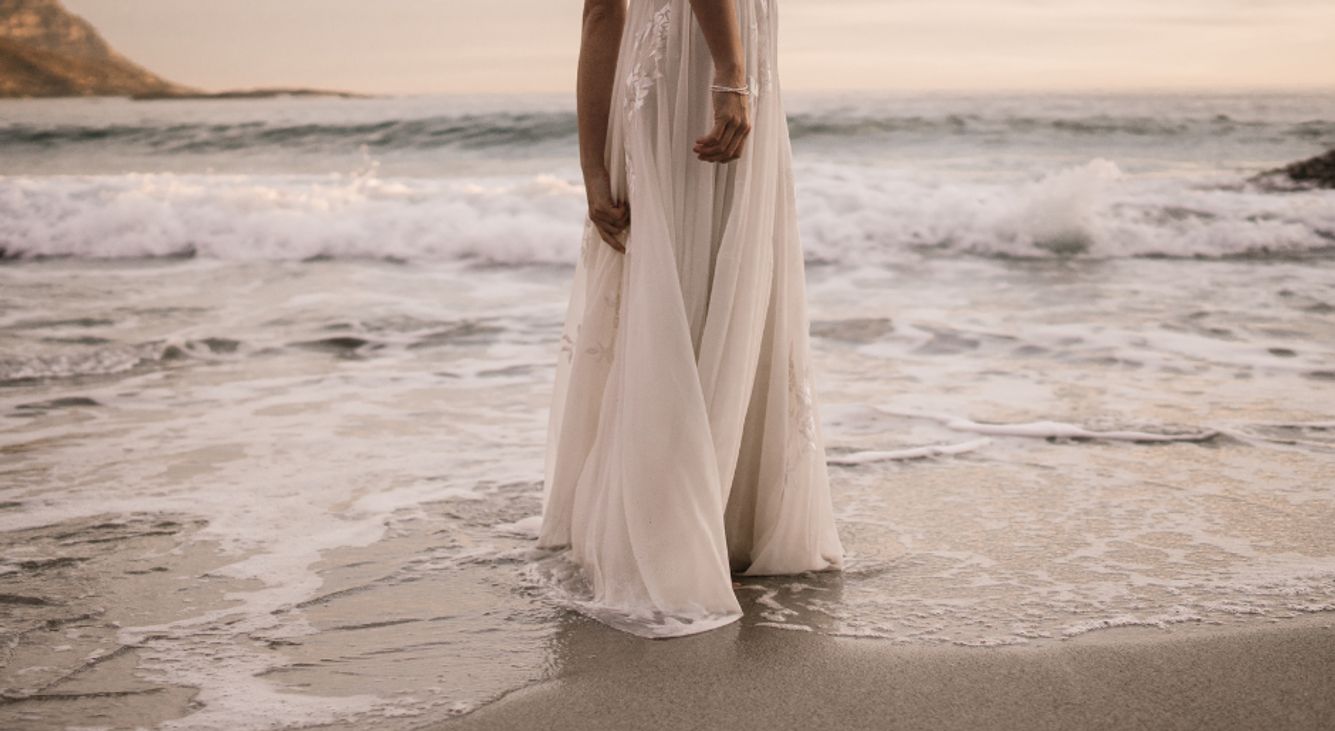 Frau barfuss am Strand