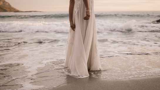 Frau barfuss am Strand - Foto: canva.com