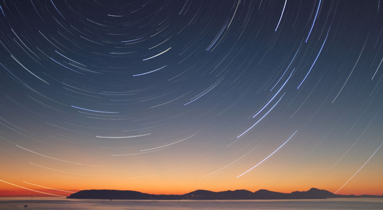 Blick in den dunklen Himmel mit Lichtreflexen darauf