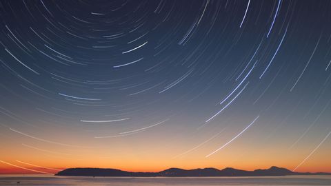 Blick in den dunklen Himmel mit Lichtreflexen darauf - Foto: canva.com