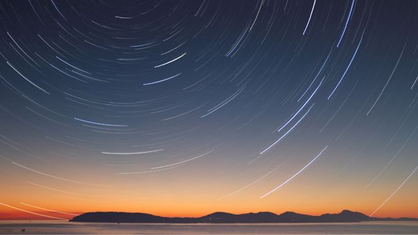 Blick in den dunklen Himmel mit Lichtreflexen darauf - Foto: canva.com