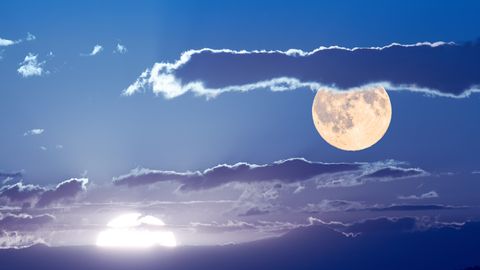 Sonne und Mond am blauen Horizont - Foto: canva.com