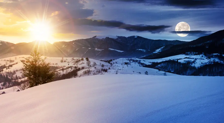 Satter Vollmond über schneebedeckter Landschaft