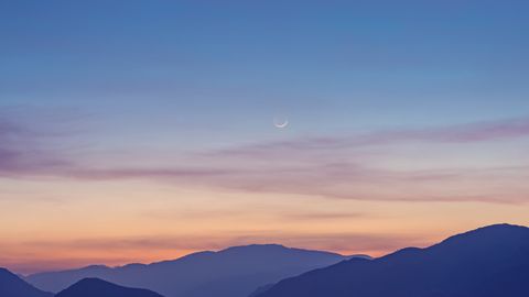 Neumond über den bergen - Foto: can