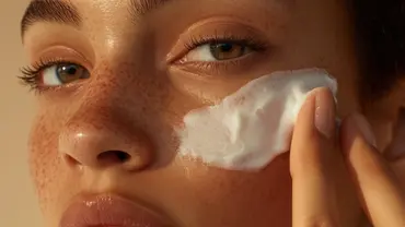 Frauengesicht mit Creme unter dem Auge - Foto: canva.com