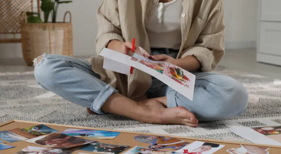 Frau schneidet Bilder für ein Vision Board aus