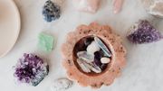 Eine Schale mit bunten Kristallen - Foto: canva,com