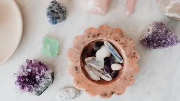 Eine Schale mit bunten Kristallen - Foto: canva,com Eine Schale mit bunten Kristallen - Foto: canva,com