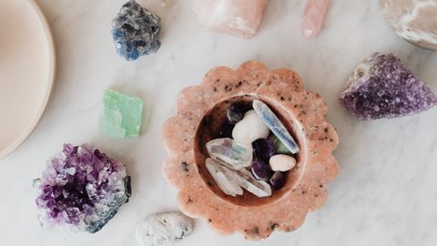 Eine Schale mit bunten Kristallen - Foto: canva,com