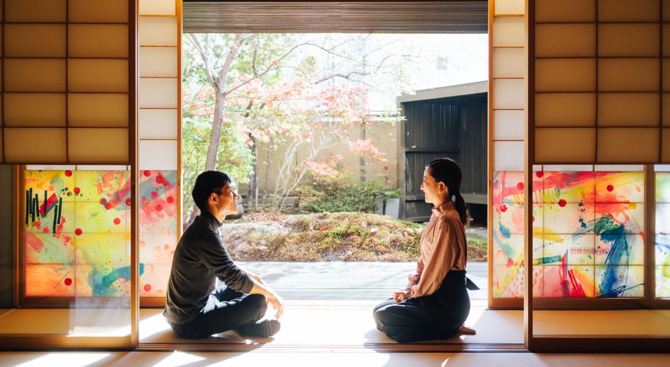 Zwei Personen in japanischem Haus sitzen sich gegenüber
