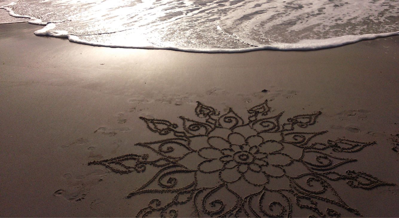 Ein Mandala am Strand mit Meeresgischt