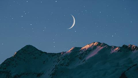 Mond über einem Berg  - Foto: Benjamin Voros / Unsplash