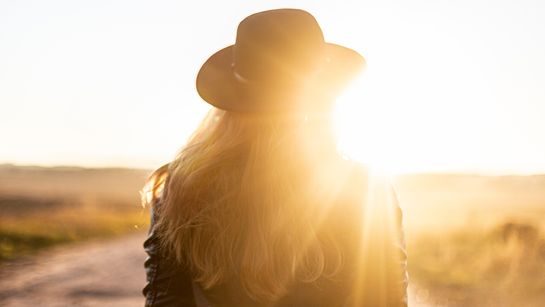 Frau mit Hut vor Sonne - Foto: canva.com