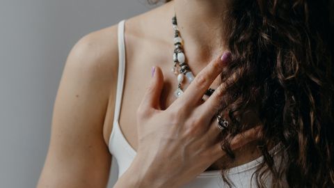 Person mit Hand auf Herz - Foto: canva.com