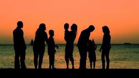 Familie am Strand - Foto: canva.com