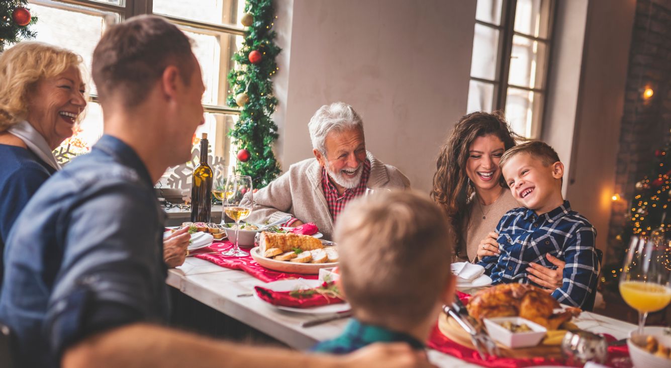 familie an tisch zu weihnachten