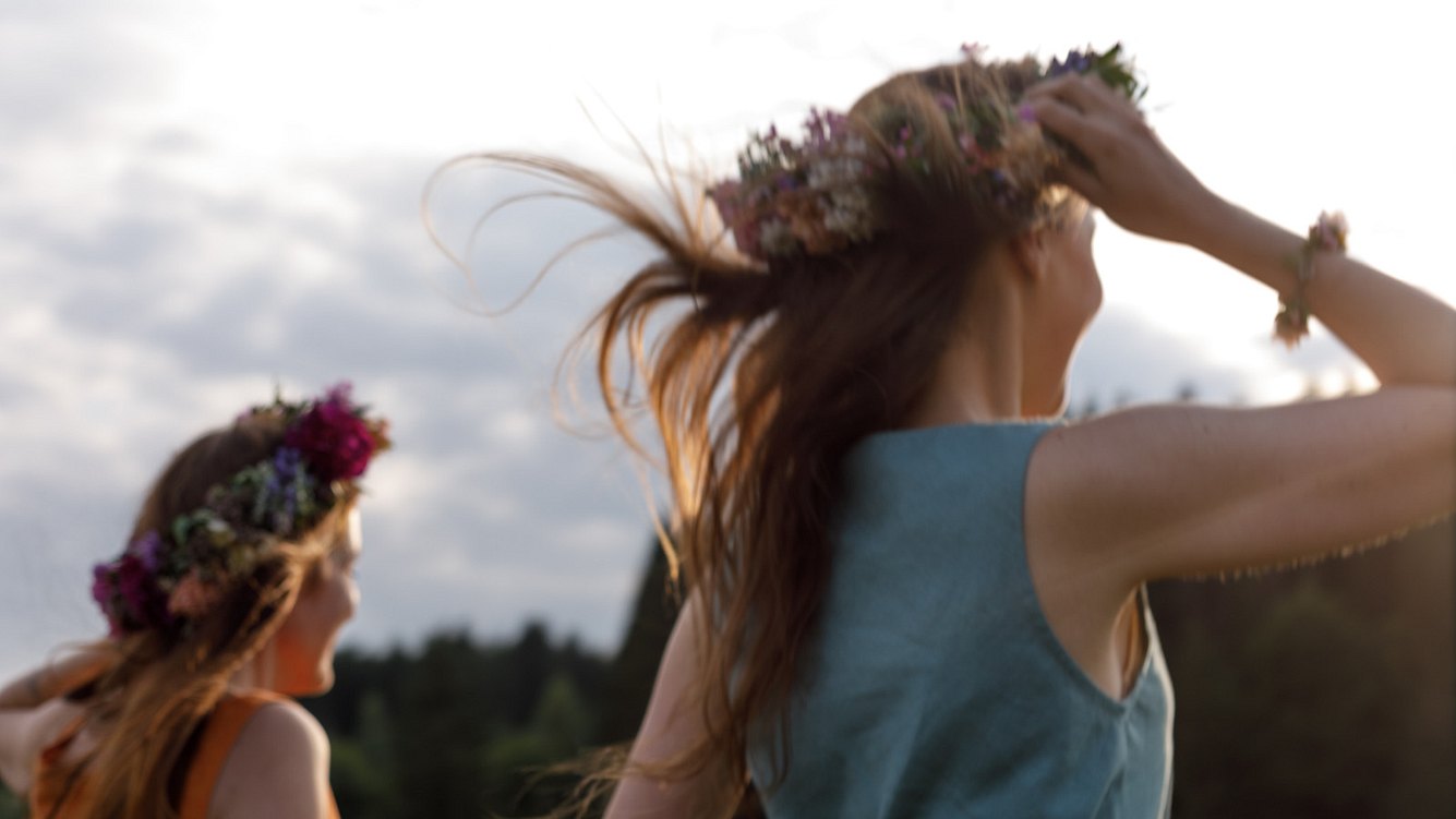 Frauen mit Blumenkränzen zur Sommersonnenwende 2024