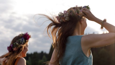Frauen mit Blumenkränzen zur Sommersonnenwende 2024 - Foto: canva.com