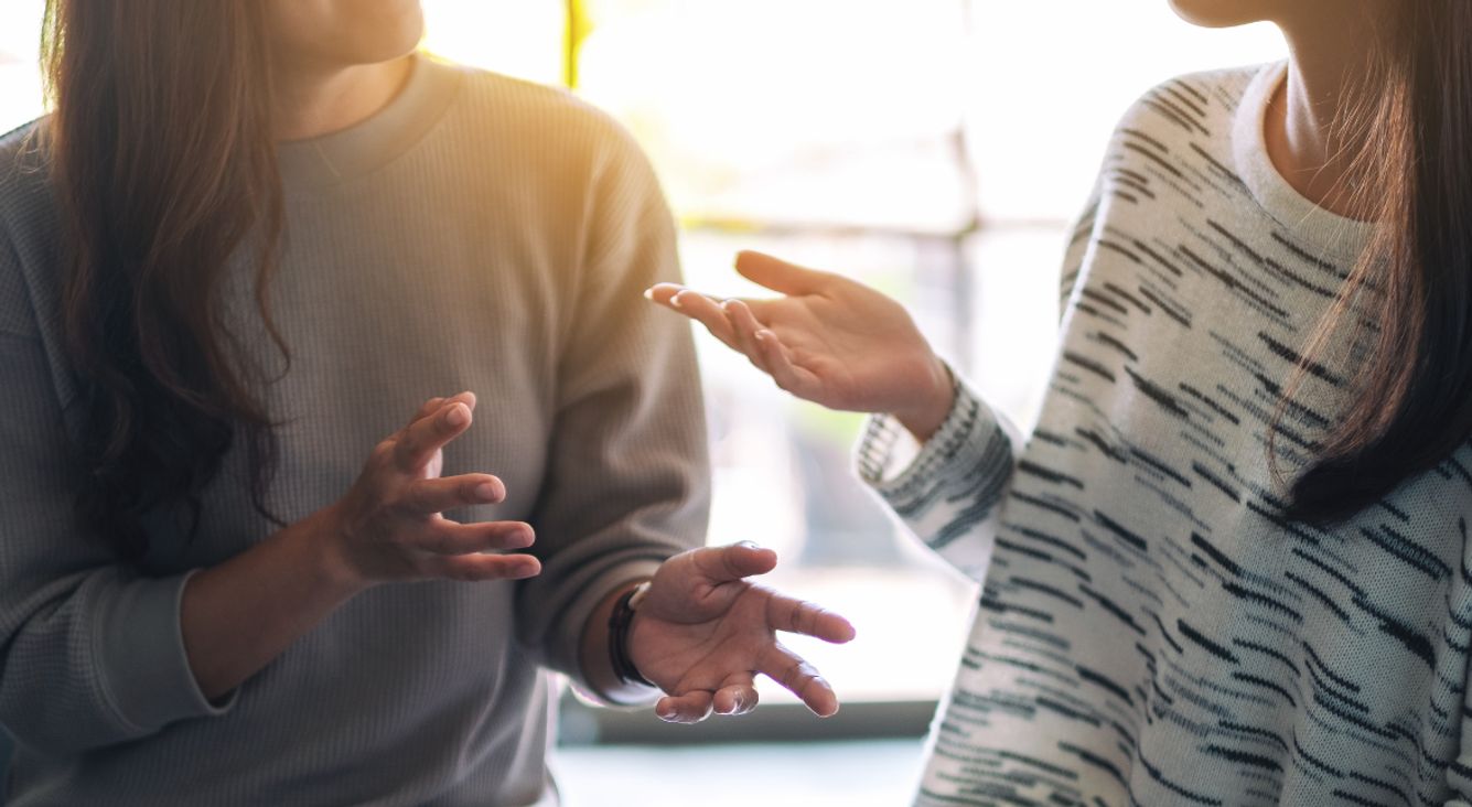 Personen gestikulieren im Gespräch